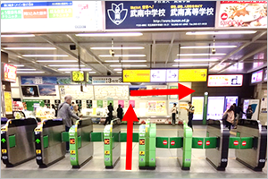 １.川口駅改札を出て右側に曲がります。（東口）